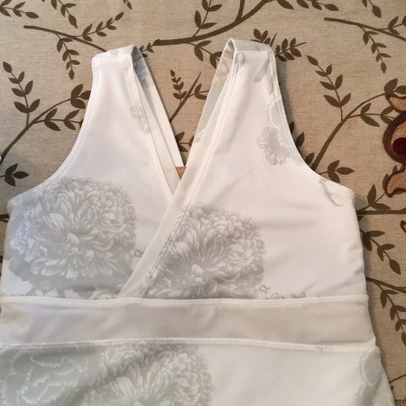 Size 4 Lululemon tank - Picture 3 of 6